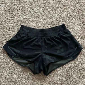 Lululemon Hotty Hot short 2.5” green camo